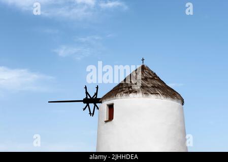 Vecchio mulino a vento con croce sulla parte superiore Foto Stock