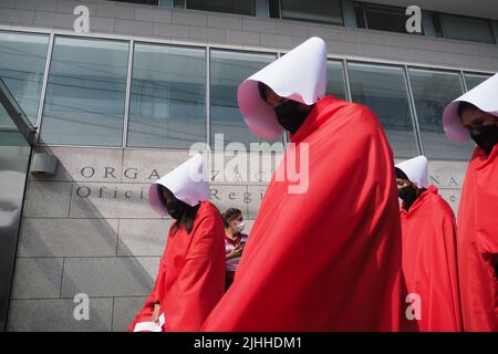 Lima, Perù, 18/07/2022, madri, vittime di violenza domestica o economica, transpersone, migranti, E tutti i tipi di donne e di diversità che indossano il coif bianco e il mantello rosso svolgono la performance di strada 'la racconto di Handsmaid' per attirare l'attenzione di Michelle Bachelet, l'Alto Commissariato delle Nazioni Unite per i diritti umani che si trova a Lima. Foto Stock