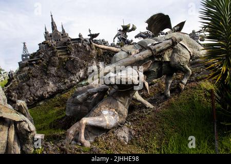 MANIZALES, COLOMBIA - MAGGIO, 2022: Dettaglio del Monumento ai colonizzatori creato dall'artista Luis Guillermo Vallejo con la sabbia bronzo casting te Foto Stock