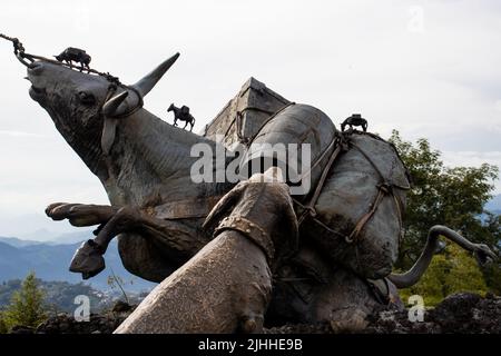 MANIZALES, COLOMBIA - MAGGIO, 2022: Dettaglio del Monumento ai colonizzatori creato dall'artista Luis Guillermo Vallejo con la sabbia bronzo casting te Foto Stock