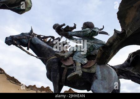 MANIZALES, COLOMBIA - MAGGIO, 2022: Dettaglio del Monumento ai colonizzatori creato dall'artista Luis Guillermo Vallejo con la sabbia bronzo casting te Foto Stock