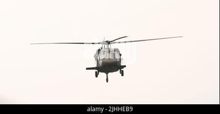 Un elicottero Black Hawk viene osservato in volo mentre attraccano i membri della Brigata dell'Aviazione da combattimento del 28th in un esercizio di addestramento in volo vicino a Fort Indiantown Gap, Pa., 17 luglio 2022. Questo esercizio ha mantenuto la loro disponibilità al combattimento. (Foto di U.S. Army National Guard SPC. Giovanni Trapani) Foto Stock