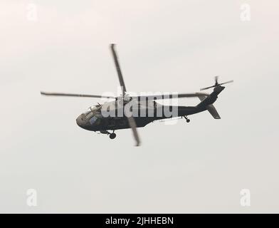 Un elicottero UH-60 Black Hawk viene osservato in volo mentre attraccano soldati con la Brigata dell'Aviazione da combattimento del 28th in un esercizio di addestramento in volo vicino a Fort Indiantown Gap, Pa., 17 luglio 2022. Questo esercizio ha mantenuto la loro disponibilità al combattimento. (Foto di U.S. Army National Guard SPC. Giovanni Trapani) Foto Stock