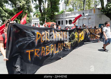 Salvador, Bahia, Brasile - 02 ottobre 2021: Il manifestante porta bandiera durante la manifestazione contro il presidente Jair Bolsonaro nella città di Salvador. Foto Stock