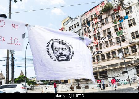 Salvador, Bahia, Brasile - 02 ottobre 2021: Il manifestante porta bandiera durante la manifestazione contro il presidente Jair Bolsonaro nella città di Salvador. Foto Stock