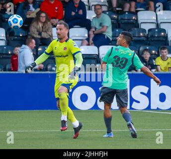 Seaview, Belfast, Irlanda del Nord, Regno Unito. 14 luglio 2022. UEFA Conference League primo turno di qualificazione (seconda tappa) – Crociati 3 Magpie 1. Giocatore di calcio dei crociati Jonny Tuffey (GK) Foto Stock