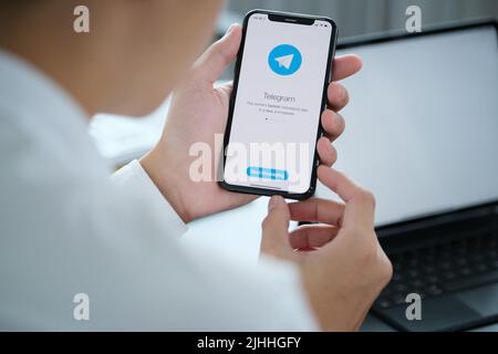 CHIANG mai, THAILANDIA Aprile 06 2021 : icona dell'applicazione telegramma sul primo piano dello schermo di Apple iPhone. Icona dell'applicazione telegramma. Telegramma è un social media online Foto Stock