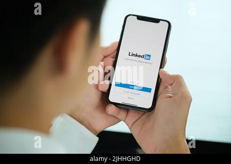 CHIANG mai, THAILANDIA - Aprile 06 2021 : applicazione LinkedIn sullo schermo dello smartphone. LinkedIn è un servizio di social networking orientato alle aziende Foto Stock