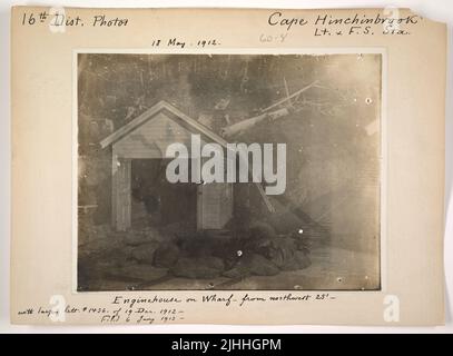 AK - Capo Hinchinbrook. Cape Hinchinbrook Light e stazione di nebbia siganl, Alaska. Enginehouse sul molo, da NW 25'. Foto Stock