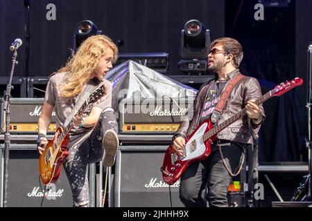 Milwaukee, Stati Uniti. 17th luglio 2022. Griffin Tucker e Franco Gravante del Classless Act durante il tour dello stadio il 17 luglio 2022, presso l'American Family Field di Milwaukee, Wisconsin (foto di Daniel DeSlover/Sipa USA) Credit: Sipa USA/Alamy Live News Foto Stock