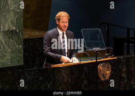 New York, NY - 18 luglio 2022: Duca del Sussex, il principe Harry consegna il discorso di apertura durante la celebrazione del giorno internazionale di Nelson Mandela alla sede dell'ONU Foto Stock