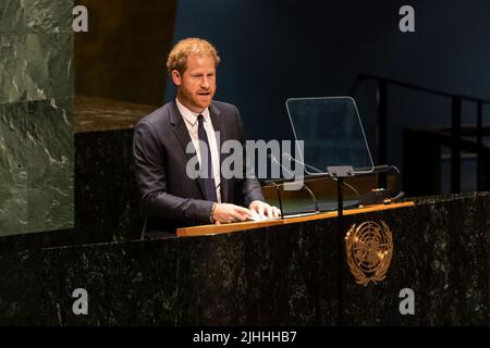 New York, NY - 18 luglio 2022: Duca del Sussex, il principe Harry consegna il discorso di apertura durante la celebrazione del giorno internazionale di Nelson Mandela alla sede dell'ONU Foto Stock