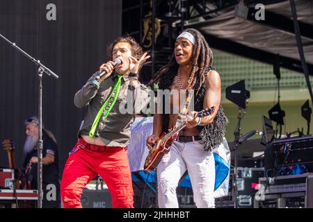 Milwaukee, Stati Uniti. 17th luglio 2022. Derek Day e Dane Pieper of Classless Act durante il tour dello stadio il 17 luglio 2022, presso l'American Family Field di Milwaukee, Wisconsin (foto di Daniel DeSlover/Sipa USA) Credit: Sipa USA/Alamy Live News Foto Stock