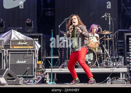 Milwaukee, Stati Uniti. 17th luglio 2022. Derek Day e Chuck McKissock of Classless Act durante il tour dello stadio il 17 luglio 2022, presso l'American Family Field di Milwaukee, Wisconsin (foto di Daniel DeSlover/Sipa USA) Credit: Sipa USA/Alamy Live News Foto Stock