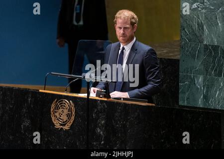 New York, Stati Uniti. 18th luglio 2022. Duca del Sussex, il principe Harry consegna il discorso di apertura durante la celebrazione della Giornata Internazionale Nelson Mandela alla sede delle Nazioni Unite. Il Premio delle Nazioni Unite Nelson Mandela 2020 assegnato alla signora Marianna V. Vardinoyannis di Grecia e al Dr. Morissanda Kouyate di Guinea. (Foto di Lev Radin/Pacific Press) Credit: Pacific Press Media Production Corp./Alamy Live News Foto Stock