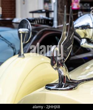 L'ornamento del cofano e lo specchio con vista laterale su un Rolls Royce d'epoca alla mostra di automobili Shadyside a Pittsburgh, Pennsylvania, USA Foto Stock