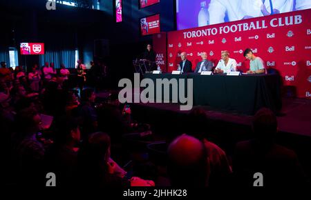 TORONTO, 19 luglio 2022 (Xinhua) -- Federico Bernardeschi (2nd R) del Toronto FC parla durante una conferenza stampa a Toronto, Canada, il 18 luglio 2022. Lunedì la Major League Soccer Team Toronto FC ha tenuto una conferenza stampa per presentare il suo ultimo ex-zenzero italiano di 28 anni Federico Bernardeschi. (Foto di Zou Zheng/Xinhua) Foto Stock