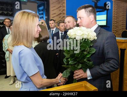 (220719) -- TALLINN, 19 luglio 2022 (Xinhua) -- il presidente del Parlamento estone e il presidente del partito di centro Juri Ratas (R) scrolla le mani con il primo ministro estone e la presidente del partito di riforma Kaja Kallas per congratularsi con la nuova coalizione di governo che ha assunto l'incarico nel Parlamento estone (Riigikogu) a Tallinn, Estonia, 18 luglio 2022. Lunedì i membri della nuova coalizione di governo estone del Partito di riforma, del Partito conservatore Isamaa (Patria) e del Partito socialdemocratico (SDE) sono stati giurati davanti al Parlamento (Riigikogu). (Erik Peinar/Parlamento estone/Handout via Foto Stock