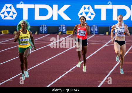 Eugene, Oregon, USA, 18 luglio 2022. Il belga Imke Vervaet e lo Shelly-Ann Fraser-Pryce della Giamaica sono stati raffigurati in azione durante i calci della gara femminile del 200m, in occasione dei Campionati mondiali di atletica IAAF del 19th ad Eugene, Oregon, USA, lunedì 18 luglio 2022. I Mondi si svolgono dal 15 al 24 luglio, dopo essere stati rinviati nel 2021 a causa della pandemia del virus corona in corso. BELGA FOTO JASPER JACOBS Foto Stock