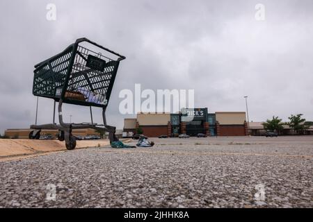 GREENWOOD, IN - LUGLIO 18: Un carrello per lo shopping si trova vicino all'ingresso del Dick’s Sporting Goods del Greenwood Park Mall il 18 luglio 2022 a Greenwood, Indiana. Il 17 luglio un uomo da armi presumibilmente utilizzò una lunga pistola per sparare colpi nella corte alimentare del centro commerciale, uccidendo tre persone e ferendone due prima di essere ucciso da un astante armato. Foto Stock