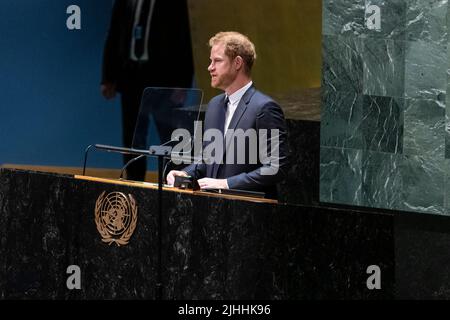 New York, New York, Stati Uniti. 18th luglio 2022. Duca del Sussex, il principe Harry consegna il discorso di apertura durante la celebrazione della Giornata Internazionale Nelson Mandela alla sede delle Nazioni Unite. Il Premio delle Nazioni Unite Nelson Mandela 2020 assegnato alla signora Marianna V. Vardinoyannis di Grecia e al Dr. Morissanda Kouyate di Guinea. (Credit Image: © Lev Radin/Pacific Press via ZUMA Press Wire) Foto Stock