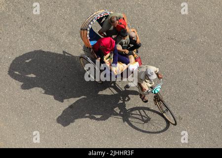 Dhaka, Bangladesh. 18th luglio 2022. Un estrattore di risciò trasporta i passeggeri su un tempo caldo a Dhaka. (Foto di MD Manik/SOPA Images/Sipa USA) Credit: Sipa USA/Alamy Live News Foto Stock