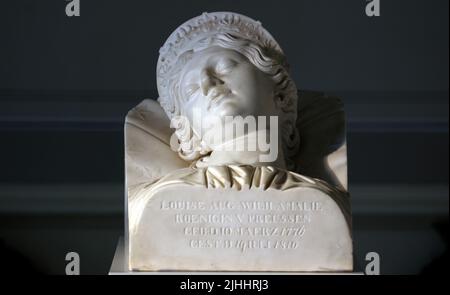 Hohenzieritz, Germania. 12th luglio 2022. Nella camera della morte della regina prussiana Luise (1776-1810), il 'busto della tomba Figura della regina Luise' (c.. 1820 - 1830) di Christian Daniel Rauch può essere visto nel palazzo. Il busto originale è stato ora restituito al memoriale. Il busto sarà presentato a Hohenzieritz il giorno di Luise (19.07.2022) in occasione del 212th° anniversario della morte del monarca un tempo amato. Credit: Bernd Wüstneck/dpa/Alamy Live News Foto Stock