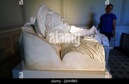 Hohenzieritz, Germania. 12th luglio 2022. Nella camera della morte della regina prussiana Luise (1776-1810), il 'busto della tomba Figura della regina Luise' (c.. 1820 - 1830) di Christian Daniel Rauch può essere visto nel palazzo. Il busto originale è stato ora restituito al memoriale. Il busto sarà presentato a Hohenzieritz il giorno di Luise (19.07.2022) in occasione del 212th° anniversario della morte del monarca un tempo amato. Credit: Bernd Wüstneck/dpa/Alamy Live News Foto Stock