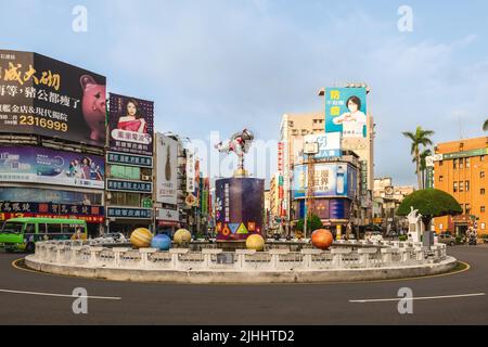 13 luglio 2022: Chiayi Rainbow colorato Fontana Centrale, una parte del vecchio muro della città nella dinastia Qing che è stato abbattuto durante la regola del Giappone e trasformato in Foto Stock