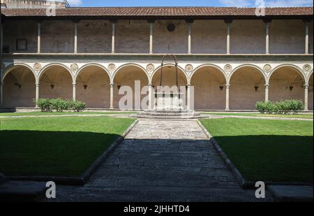 Il secondo Chiostro della Chiesa di Santa Croce Firenze Foto Stock