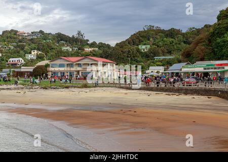 La piccola città di Oban, conosciuta anche come Halfmoon Bay, sull'isola di Stewart, Nuova Zelanda. A destra della foto si trova il supermercato Four Square Foto Stock