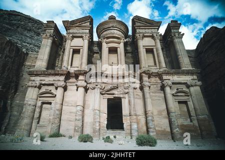 Vista mozzafiato da una grotta ad Deir - Monastero nell'antica città di Petra, Giordania: Incredibile sito patrimonio dell'umanità dell'UNESCO. Famose attrazioni. Foto Stock