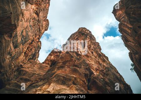 Fantastica bellezza della gola di Siq di Petra, Giordania Foto Stock