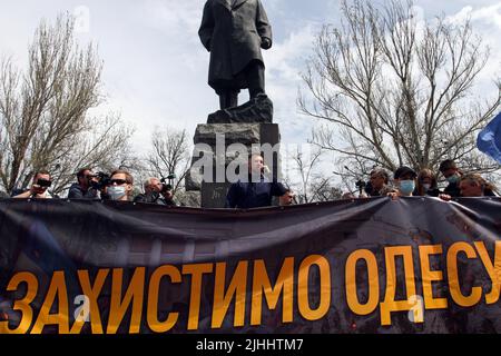 2 maggio 2021, Odessa, Ucraina: Andriy Yevheniyovych Biletsky è un politico ucraino di estrema destra visto vicino al monumento a Taras Shevchenko e una bandiera che dice ''Difendiamo Odessa'' durante la marcia dei difensori della città. Gli scontri di Odesa del 2014 furono una serie di conflitti tra dimostranti pro-Maidan e anti-Maidan che avvenne nella città Ucraina meridionale di Odesa nel 2014, in seguito alla Rivoluzione della dignità. La violenza si è intensificata il 2 maggio, quando una manifestazione pro-Maidan è stata attaccata da attivisti anti-Maidan, che hanno causato la morte di 48 persone, di cui 46 anti-ma Foto Stock