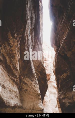 Fantastica bellezza della gola di Siq di Petra, Giordania Foto Stock