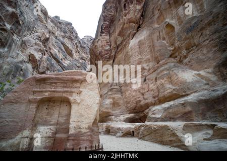 Vista di rocce di Petra, Giordania. Canyon tra le rocce, vista dal basso. Natura del Medio Oriente. Foto Stock