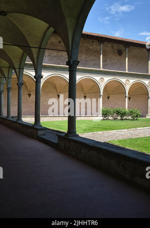 Il secondo Chiostro della Chiesa di Santa Croce Firenze Foto Stock