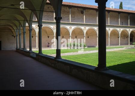 Il secondo Chiostro della Chiesa di Santa Croce Firenze Foto Stock