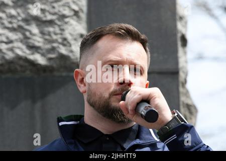 2 maggio 2021, Odessa, Ucraina: Andriy Yevheniyovych Biletsky è un politico ucraino di estrema destra visto al monumento a Taras Shevchenko durante la marcia dei difensori della città. Gli scontri di Odesa del 2014 furono una serie di conflitti tra dimostranti pro-Maidan e anti-Maidan che avvenne nella città Ucraina meridionale di Odesa nel 2014, in seguito alla Rivoluzione della dignità. La violenza si è intensificata il 2 maggio, quando una manifestazione pro-Maidan è stata attaccata da attivisti anti-Maidan, che hanno causato la morte di 48 persone, 46 delle quali erano attivisti anti-Maidan. 42 delle vittime sono morte nel Foto Stock