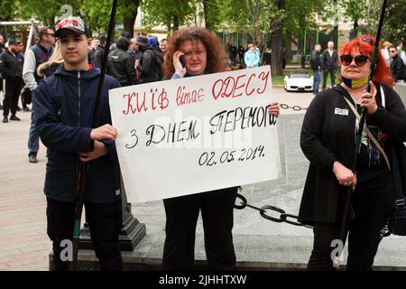 2 maggio 2021, Odessa, Ucraina: I partecipanti tengono un cartello che dice ''Kyiv si congratula con Odessa. Happy Victory Day.02.05.2014'' durante la marcia dei difensori della città. Gli scontri di Odesa del 2014 furono una serie di conflitti tra dimostranti pro-Maidan e anti-Maidan che avvenne nella città Ucraina meridionale di Odesa nel 2014, in seguito alla Rivoluzione della dignità. La violenza si è intensificata il 2 maggio, quando una manifestazione pro-Maidan è stata attaccata da attivisti anti-Maidan, che hanno causato la morte di 48 persone, 46 delle quali erano attivisti anti-Maidan. 42 delle vittime sono morte nell'ONU per il commercio Foto Stock