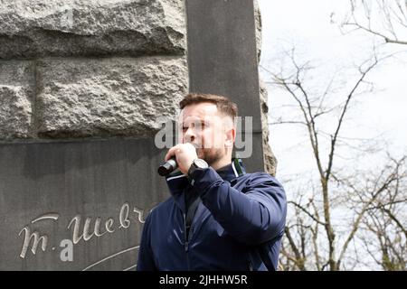 2 maggio 2021, Odessa, Ucraina: Andriy Yevheniyovych Biletsky è un politico ucraino di estrema destra visto al monumento a Taras Shevchenko durante la marcia dei difensori della città. Gli scontri di Odesa del 2014 furono una serie di conflitti tra dimostranti pro-Maidan e anti-Maidan che avvenne nella città Ucraina meridionale di Odesa nel 2014, in seguito alla Rivoluzione della dignità. La violenza si è intensificata il 2 maggio, quando una manifestazione pro-Maidan è stata attaccata da attivisti anti-Maidan, che hanno causato la morte di 48 persone, 46 delle quali erano attivisti anti-Maidan. 42 delle vittime sono morte nel Foto Stock