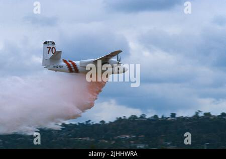 CDF Tanker 70 ha simulato la caduta ignifuga durante una dimostrazione al campo di Gillespie a El Cajon, California Foto Stock