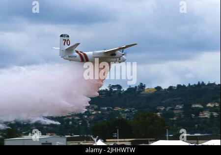 CDF Tanker 70 ha simulato la caduta ignifuga durante una dimostrazione al campo di Gillespie a El Cajon, California Foto Stock