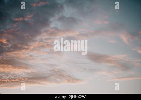 Un rosso che brucia il cielo del tramonto. Astratta natura estate o primavera oceano mare sfondo. Foto Stock