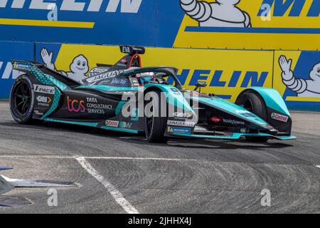 New York, Stati Uniti. 17th luglio 2022. Mitch Evans (auto n. 9) di Jaguar Racing guida durante il Campionato ABB FIA Formula e, New York City e-Prix Season 8 Round 12, nel quartiere di Brooklyn di New York. Credit: SOPA Images Limited/Alamy Live News Foto Stock