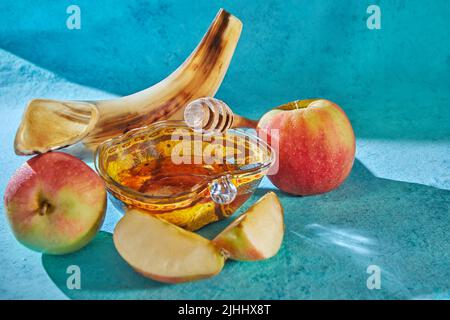 Rosh hashanah - concetto ebraico di vacanza di nuovo anno. Ciotola a forma di mela con miele, mele, shofar sono simboli tradizionali della vacanza Foto Stock