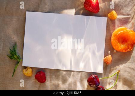 Carta estetica estiva di cancelleria stagionale mockup tra frutta e frutti di bosco brillanti. Menu, ricetta, cartolina, invito disegno piatto con spazio copia. Spazio di copia. Foto Stock