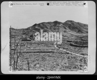 Nagasaki, Giappone. Una vista generale del relitto nell'area residenziale appena ad est di Ground Zero. Ground Zero è lo spot direttamente sotto l'esplosione della bomba atomica. Notate le rovine della Cattedrale Cattolica Romana di Urakami sullo sfondo sinistro. Foto Stock