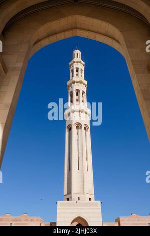 La moschea del Sultano Qaboos o la moschea della cattedrale di Mascate è la moschea principale funzionante di Muscat, Oman. Foto Stock