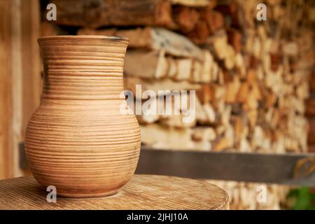 Caraffa di terracotta pronta su una ruota di vasaio in una casa rurale. Sfondi artigianali tradizionali Foto Stock